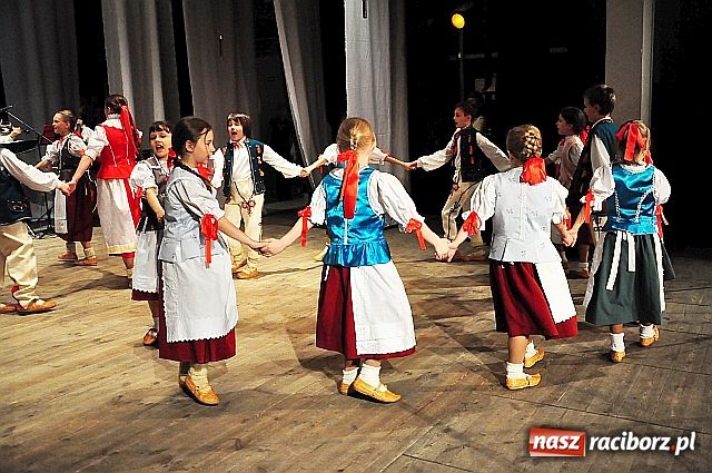 Zdjęcie w galerii na portalu naszraciborz.pl: Zatańczyli i zaśpiewali dla mam wiadomości z regionu