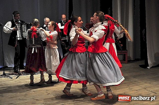 Zdjęcie w galerii na portalu naszraciborz.pl: Zatańczyli i zaśpiewali dla mam wiadomości z regionu