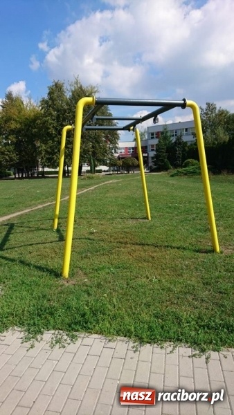 Zdjęcie w galerii na portalu naszraciborz.pl: Przyjechali i zdemontowali. Mieszkańcy pytają, dlaczego nie ma placów zabaw?  wiadomości z regionu