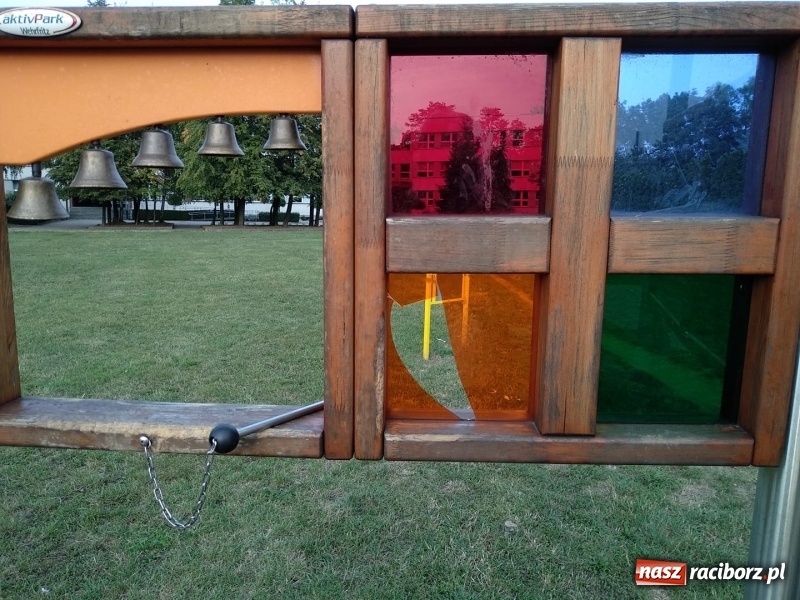 Zdjęcie w galerii na portalu naszraciborz.pl: Przyjechali i zdemontowali. Mieszkańcy pytają, dlaczego nie ma placów zabaw?  wiadomości z regionu