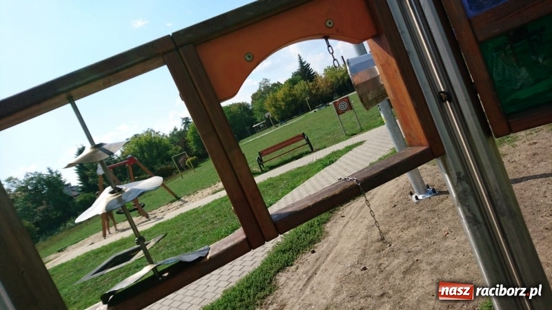 Zdjęcie w galerii na portalu naszraciborz.pl: Przyjechali i zdemontowali. Mieszkańcy pytają, dlaczego nie ma placów zabaw?  wiadomości z regionu
