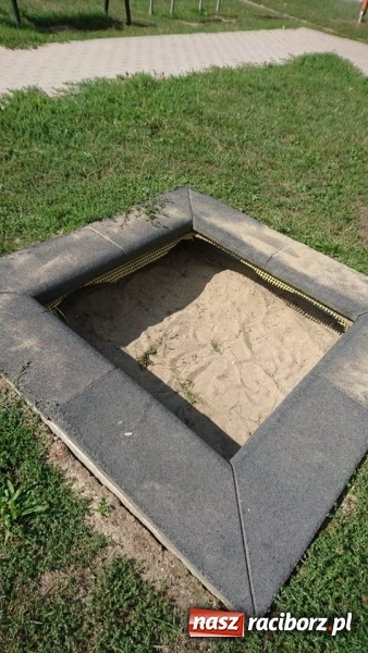 Zdjęcie w galerii na portalu naszraciborz.pl: Przyjechali i zdemontowali. Mieszkańcy pytają, dlaczego nie ma placów zabaw?  wiadomości z regionu