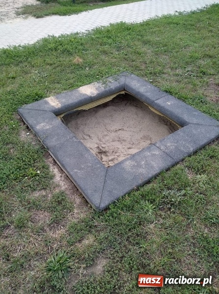 Zdjęcie w galerii na portalu naszraciborz.pl: Przyjechali i zdemontowali. Mieszkańcy pytają, dlaczego nie ma placów zabaw?  wiadomości z regionu