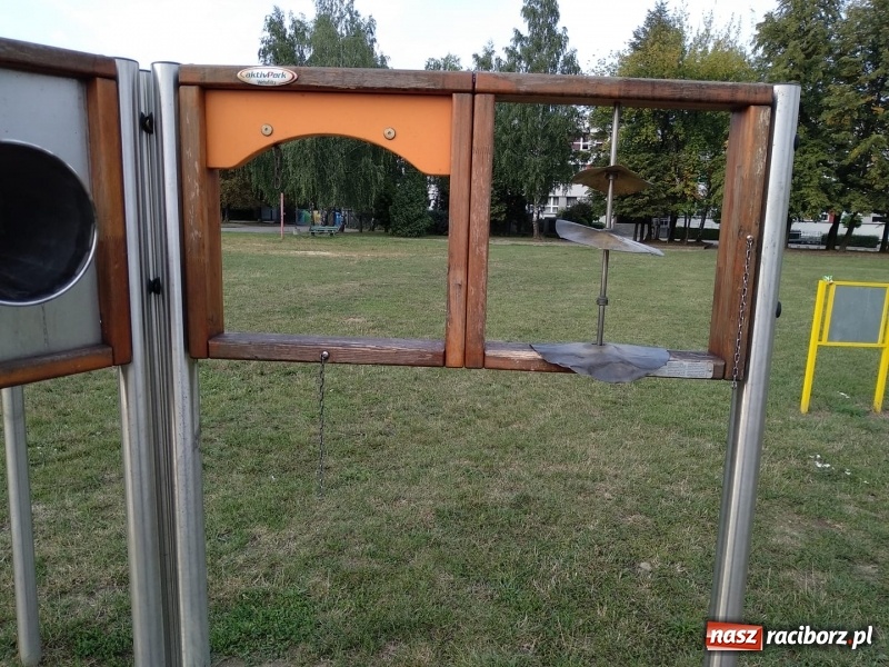 Zdjęcie w galerii na portalu naszraciborz.pl: Przyjechali i zdemontowali. Mieszkańcy pytają, dlaczego nie ma placów zabaw?  wiadomości z regionu