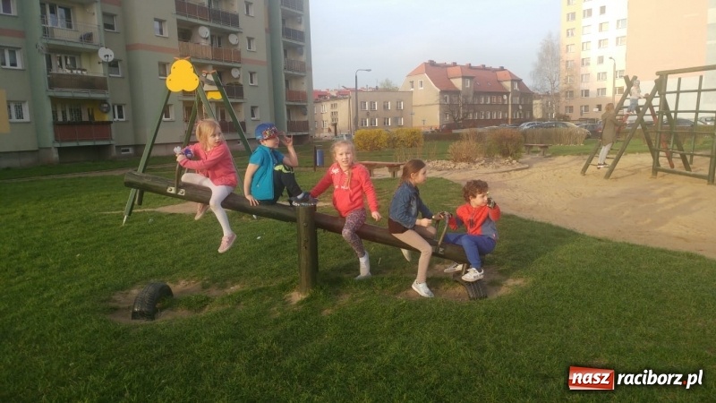Zdjęcie w galerii na portalu naszraciborz.pl: Przyjechali i zdemontowali. Mieszkańcy pytają, dlaczego nie ma placów zabaw?  wiadomości z regionu