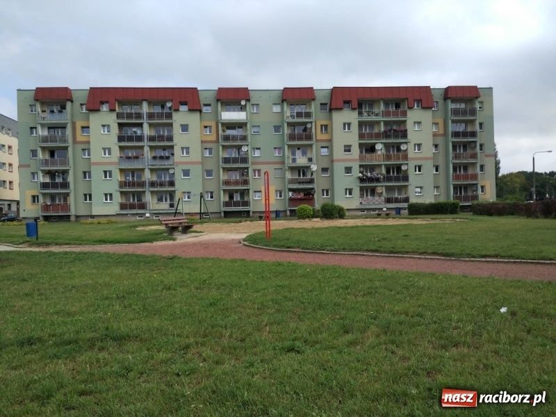 Zdjęcie w galerii na portalu naszraciborz.pl: Przyjechali i zdemontowali. Mieszkańcy pytają, dlaczego nie ma placów zabaw?  wiadomości z regionu