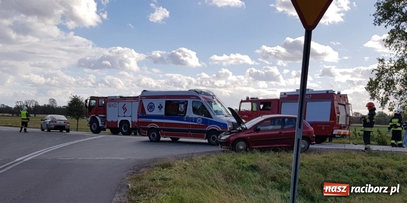Zdjęcie w galerii na portalu naszraciborz.pl: Dwa peugeoty zderzyły się na DK45 w Bieńkowicach  wiadomości z regionu