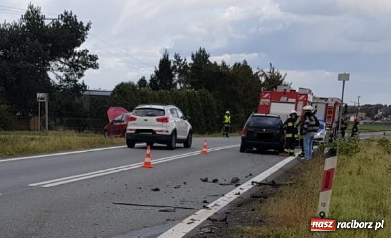 Zdjęcie w galerii na portalu naszraciborz.pl: Dwa peugeoty zderzyły się na DK45 w Bieńkowicach  wiadomości z regionu