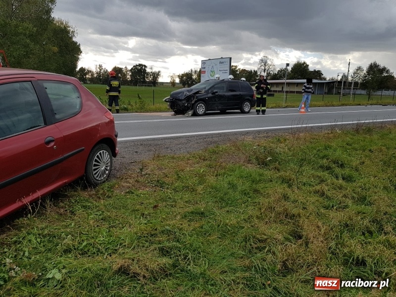 Zdjęcie w galerii na portalu naszraciborz.pl: Dwa peugeoty zderzyły się na DK45 w Bieńkowicach  wiadomości z regionu