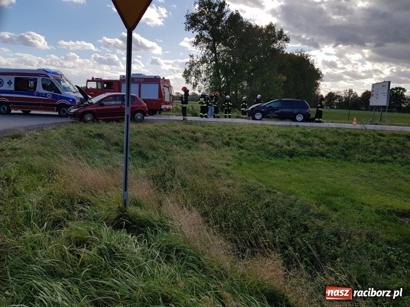 Zdjęcie w galerii na portalu naszraciborz.pl: Dwa peugeoty zderzyły się na DK45 w Bieńkowicach  wiadomości z regionu