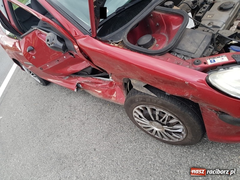 Zdjęcie w galerii na portalu naszraciborz.pl: Dwa peugeoty zderzyły się na DK45 w Bieńkowicach  wiadomości z regionu