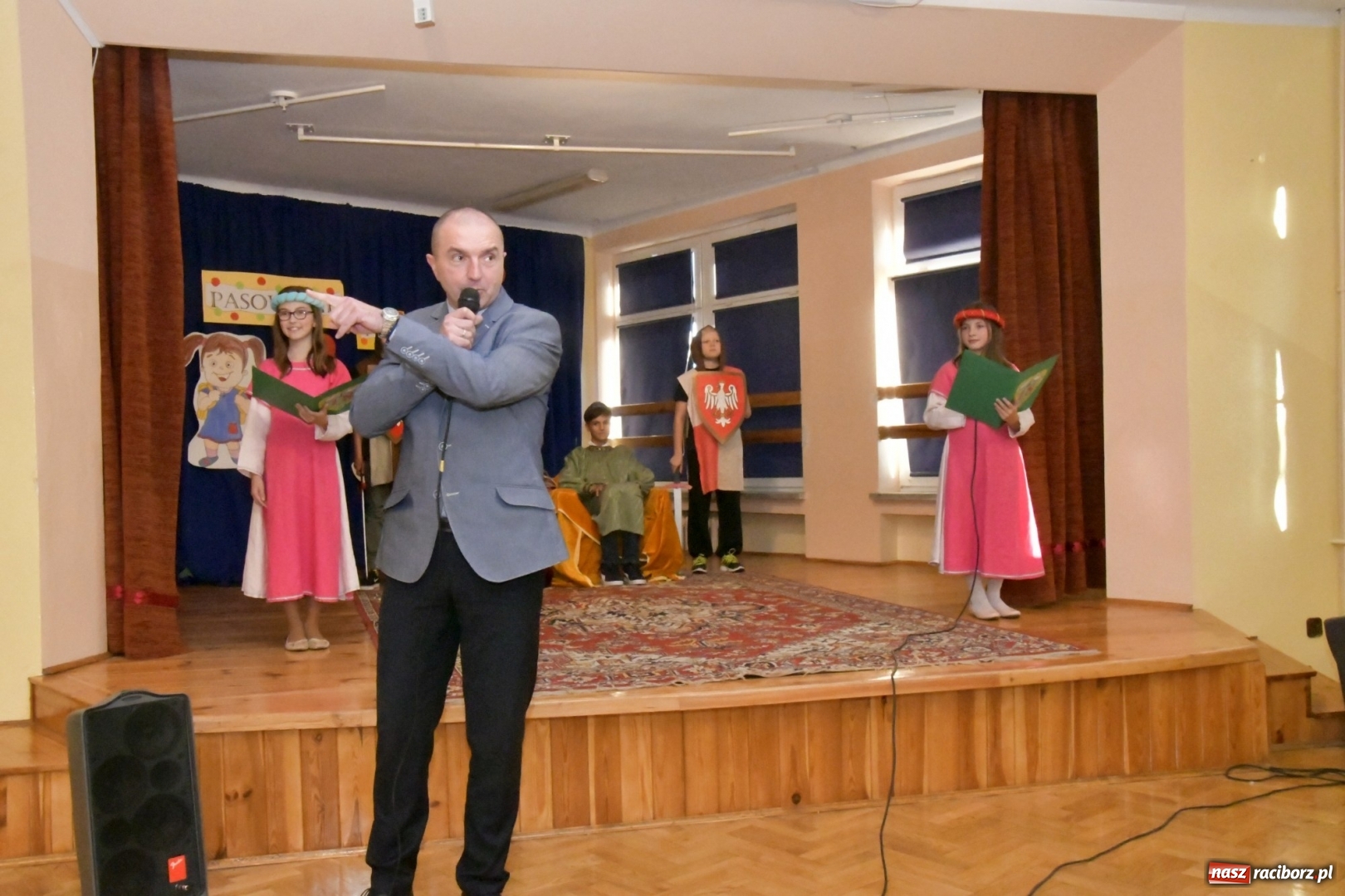 Zdjęcie w galerii na portalu naszraciborz.pl: Uroczyste pasowanie na ucznia w Szkole Podstawowej nr 18  wiadomości z regionu