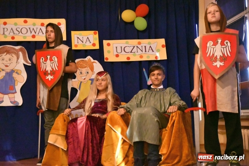 Zdjęcie w galerii na portalu naszraciborz.pl: Uroczyste pasowanie na ucznia w Szkole Podstawowej nr 18  wiadomości z regionu