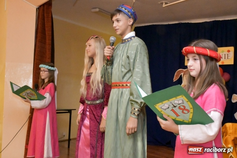 Zdjęcie w galerii na portalu naszraciborz.pl: Uroczyste pasowanie na ucznia w Szkole Podstawowej nr 18  wiadomości z regionu