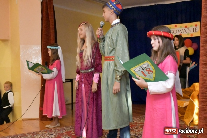 Zdjęcie w galerii na portalu naszraciborz.pl: Uroczyste pasowanie na ucznia w Szkole Podstawowej nr 18  wiadomości z regionu