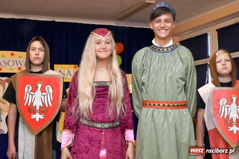 Zdjęcie w galerii na portalu naszraciborz.pl: Uroczyste pasowanie na ucznia w Szkole Podstawowej nr 18  wiadomości z regionu