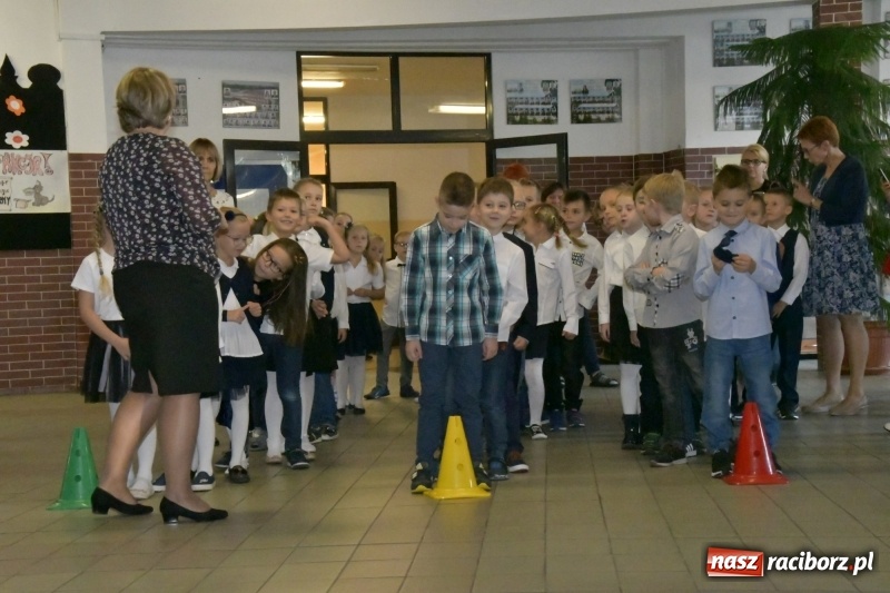 Zdjęcie w galerii na portalu naszraciborz.pl: Uroczyste pasowanie na ucznia w Szkole Podstawowej nr 18  wiadomości z regionu