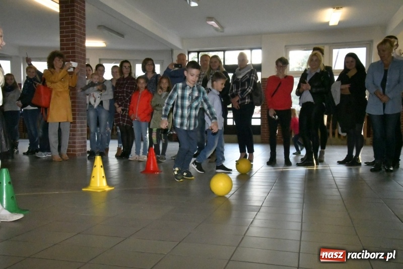 Zdjęcie w galerii na portalu naszraciborz.pl: Uroczyste pasowanie na ucznia w Szkole Podstawowej nr 18  wiadomości z regionu