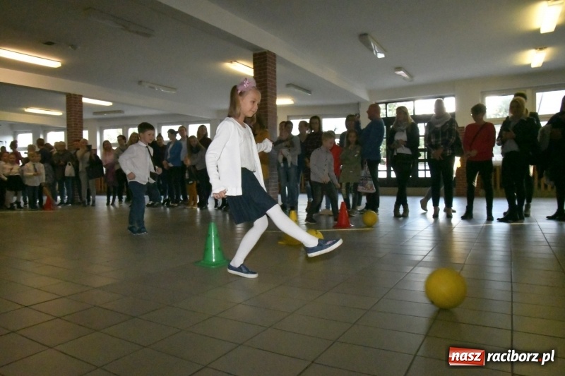 Zdjęcie w galerii na portalu naszraciborz.pl: Uroczyste pasowanie na ucznia w Szkole Podstawowej nr 18  wiadomości z regionu