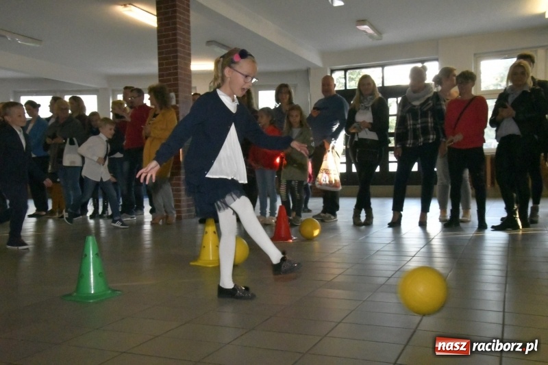 Zdjęcie w galerii na portalu naszraciborz.pl: Uroczyste pasowanie na ucznia w Szkole Podstawowej nr 18  wiadomości z regionu