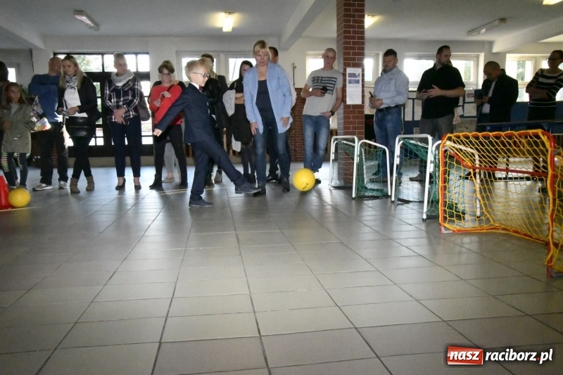 Zdjęcie w galerii na portalu naszraciborz.pl: Uroczyste pasowanie na ucznia w Szkole Podstawowej nr 18  wiadomości z regionu