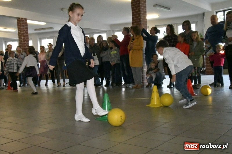 Zdjęcie w galerii na portalu naszraciborz.pl: Uroczyste pasowanie na ucznia w Szkole Podstawowej nr 18  wiadomości z regionu