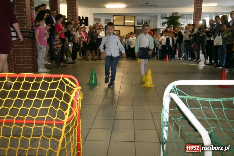 Zdjęcie w galerii na portalu naszraciborz.pl: Uroczyste pasowanie na ucznia w Szkole Podstawowej nr 18  wiadomości z regionu