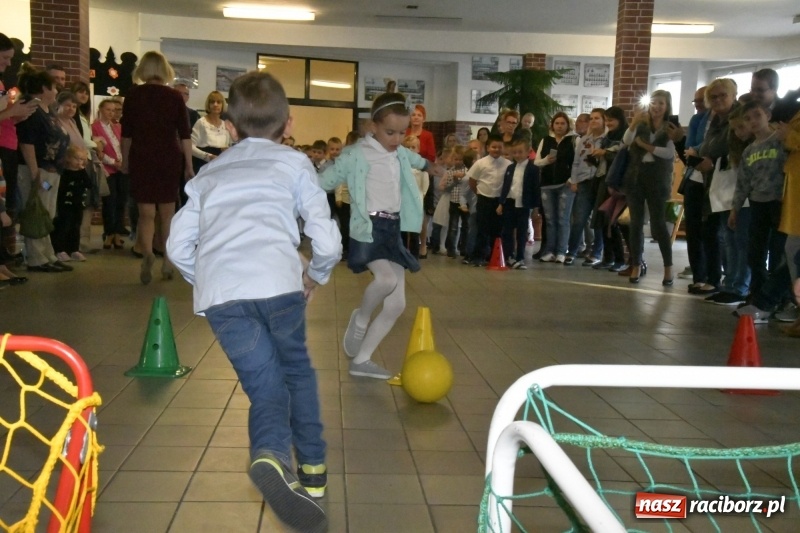 Zdjęcie w galerii na portalu naszraciborz.pl: Uroczyste pasowanie na ucznia w Szkole Podstawowej nr 18  wiadomości z regionu