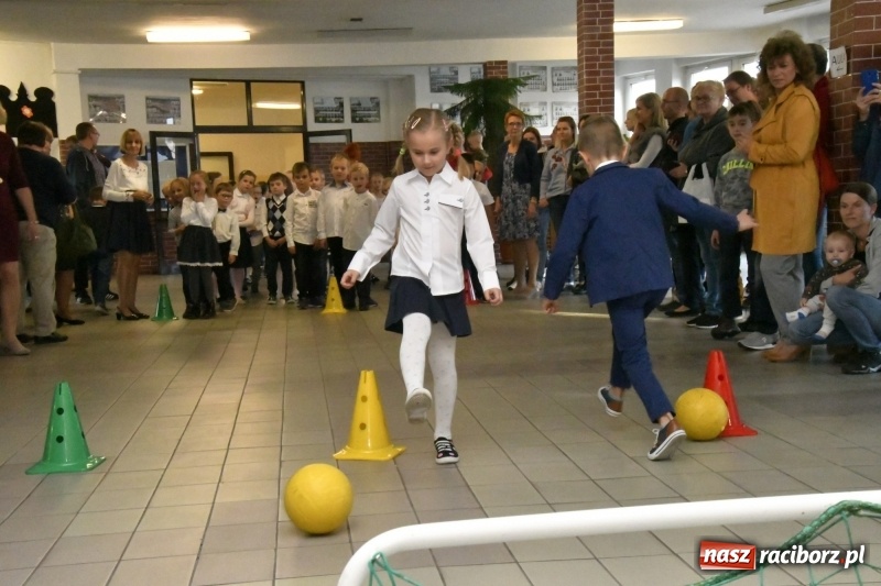 Zdjęcie w galerii na portalu naszraciborz.pl: Uroczyste pasowanie na ucznia w Szkole Podstawowej nr 18  wiadomości z regionu