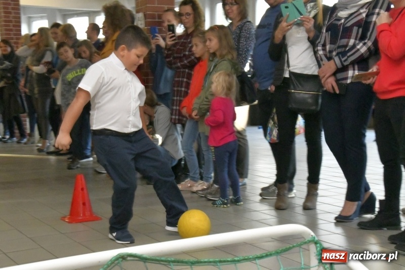 Zdjęcie w galerii na portalu naszraciborz.pl: Uroczyste pasowanie na ucznia w Szkole Podstawowej nr 18  wiadomości z regionu