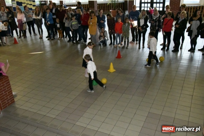 Zdjęcie w galerii na portalu naszraciborz.pl: Uroczyste pasowanie na ucznia w Szkole Podstawowej nr 18  wiadomości z regionu