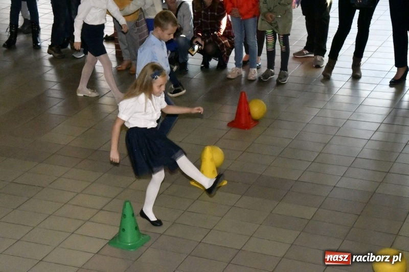 Zdjęcie w galerii na portalu naszraciborz.pl: Uroczyste pasowanie na ucznia w Szkole Podstawowej nr 18  wiadomości z regionu