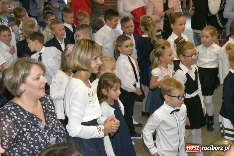 Zdjęcie w galerii na portalu naszraciborz.pl: Uroczyste pasowanie na ucznia w Szkole Podstawowej nr 18  wiadomości z regionu