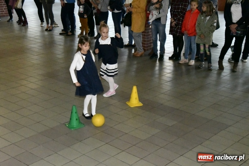 Zdjęcie w galerii na portalu naszraciborz.pl: Uroczyste pasowanie na ucznia w Szkole Podstawowej nr 18  wiadomości z regionu