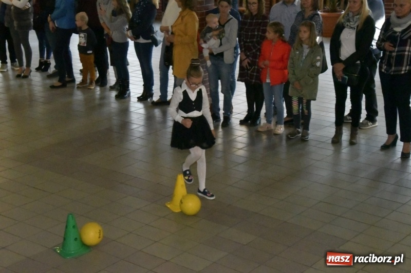 Zdjęcie w galerii na portalu naszraciborz.pl: Uroczyste pasowanie na ucznia w Szkole Podstawowej nr 18  wiadomości z regionu