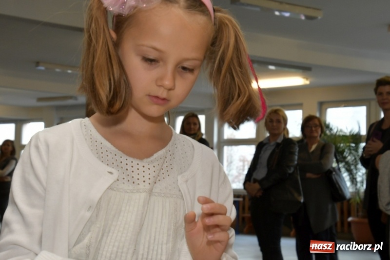 Zdjęcie w galerii na portalu naszraciborz.pl: Uroczyste pasowanie na ucznia w Szkole Podstawowej nr 18  wiadomości z regionu