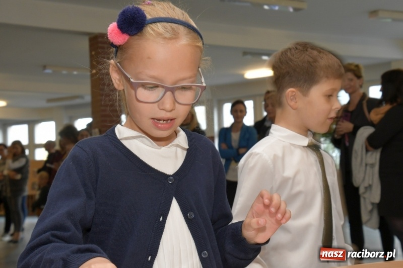 Zdjęcie w galerii na portalu naszraciborz.pl: Uroczyste pasowanie na ucznia w Szkole Podstawowej nr 18  wiadomości z regionu