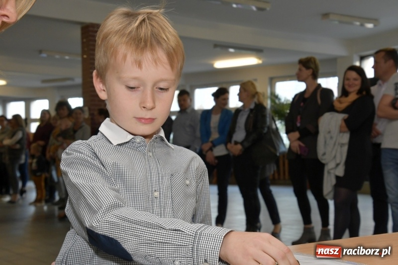 Zdjęcie w galerii na portalu naszraciborz.pl: Uroczyste pasowanie na ucznia w Szkole Podstawowej nr 18  wiadomości z regionu