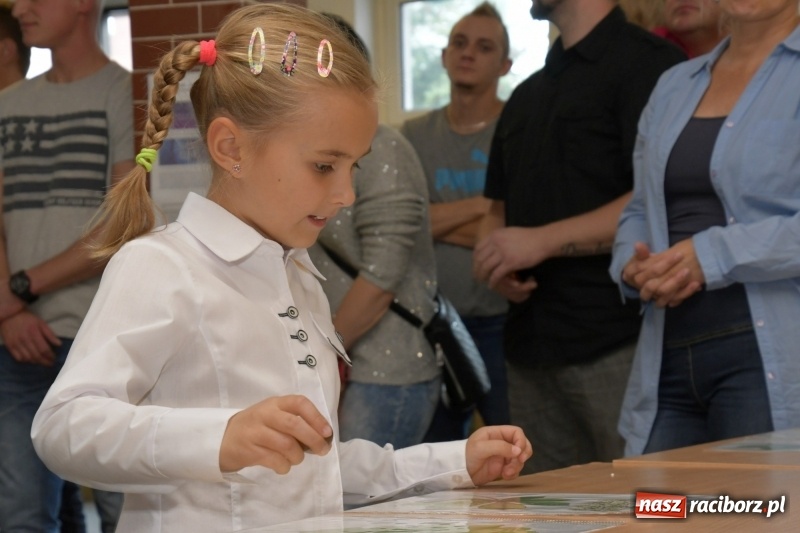 Zdjęcie w galerii na portalu naszraciborz.pl: Uroczyste pasowanie na ucznia w Szkole Podstawowej nr 18  wiadomości z regionu