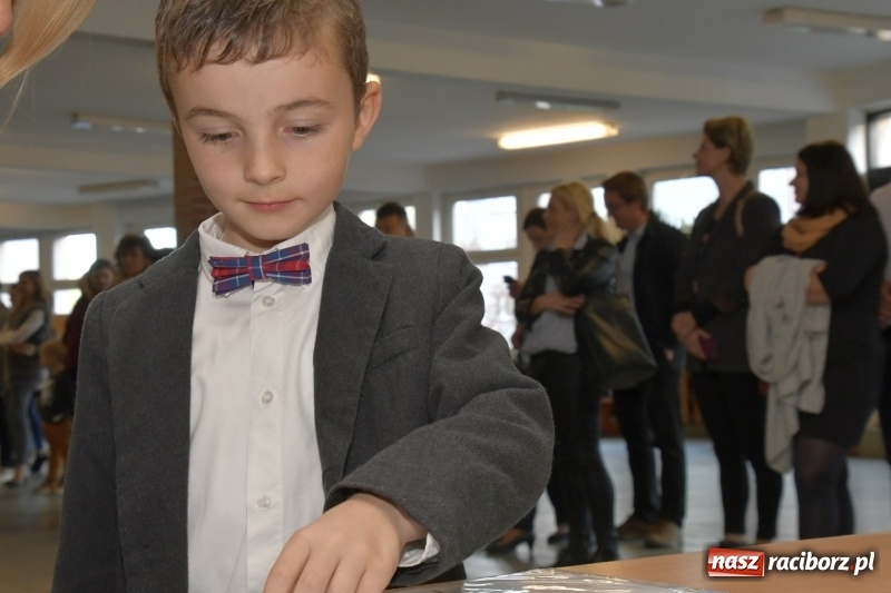 Zdjęcie w galerii na portalu naszraciborz.pl: Uroczyste pasowanie na ucznia w Szkole Podstawowej nr 18  wiadomości z regionu