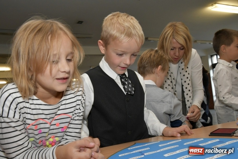 Zdjęcie w galerii na portalu naszraciborz.pl: Uroczyste pasowanie na ucznia w Szkole Podstawowej nr 18  wiadomości z regionu