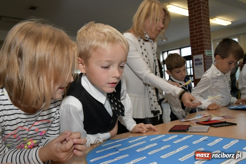 Zdjęcie w galerii na portalu naszraciborz.pl: Uroczyste pasowanie na ucznia w Szkole Podstawowej nr 18  wiadomości z regionu