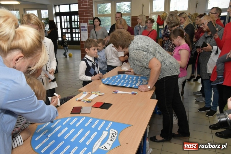 Zdjęcie w galerii na portalu naszraciborz.pl: Uroczyste pasowanie na ucznia w Szkole Podstawowej nr 18  wiadomości z regionu