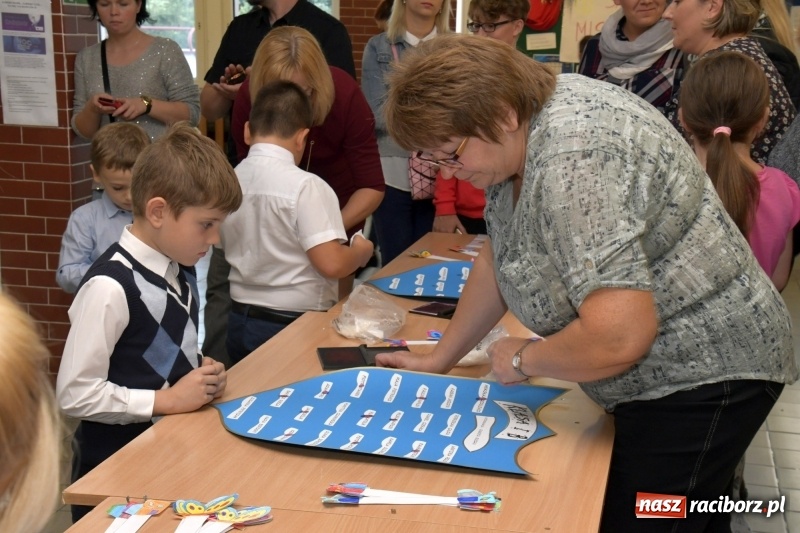 Zdjęcie w galerii na portalu naszraciborz.pl: Uroczyste pasowanie na ucznia w Szkole Podstawowej nr 18  wiadomości z regionu