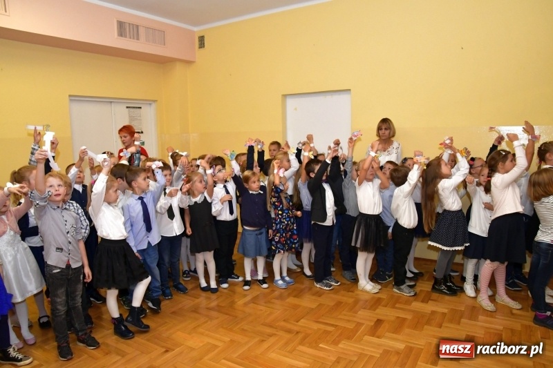 Zdjęcie w galerii na portalu naszraciborz.pl: Uroczyste pasowanie na ucznia w Szkole Podstawowej nr 18  wiadomości z regionu