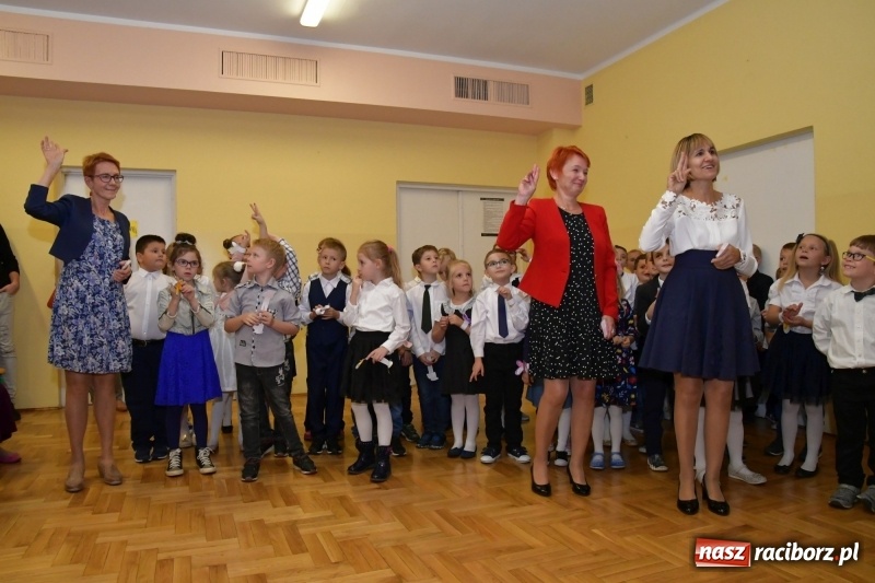 Zdjęcie w galerii na portalu naszraciborz.pl: Uroczyste pasowanie na ucznia w Szkole Podstawowej nr 18  wiadomości z regionu