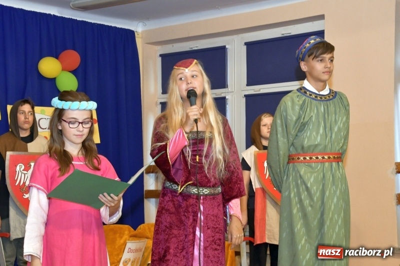 Zdjęcie w galerii na portalu naszraciborz.pl: Uroczyste pasowanie na ucznia w Szkole Podstawowej nr 18  wiadomości z regionu