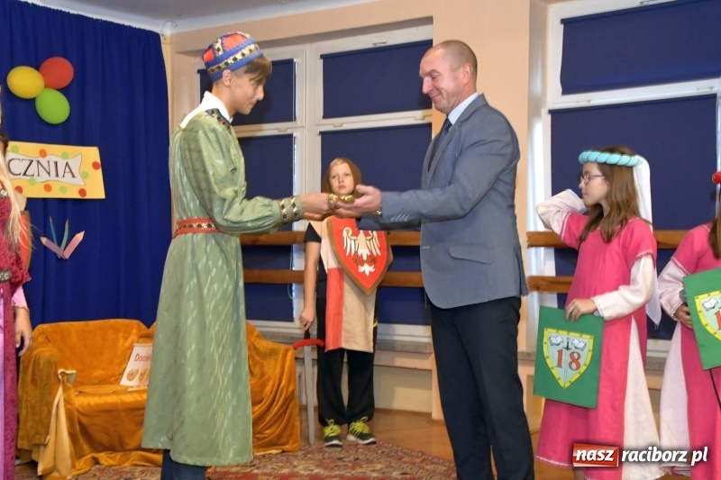 Zdjęcie w galerii na portalu naszraciborz.pl: Uroczyste pasowanie na ucznia w Szkole Podstawowej nr 18  wiadomości z regionu