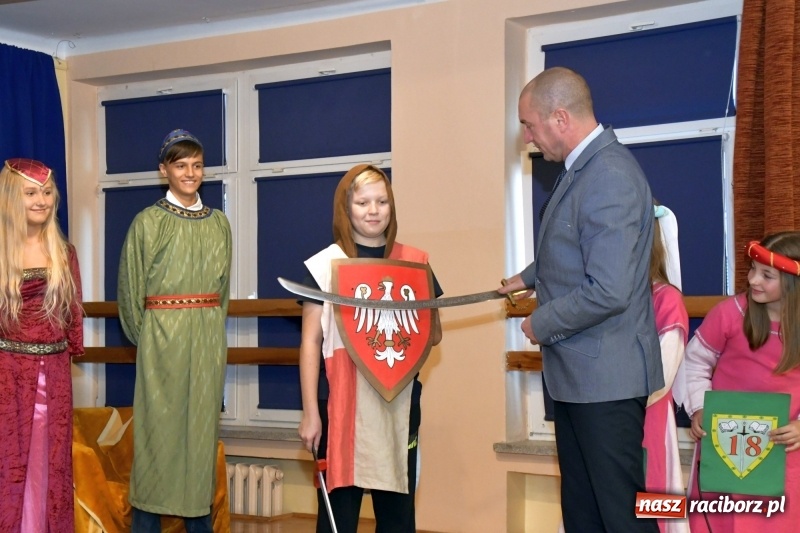 Zdjęcie w galerii na portalu naszraciborz.pl: Uroczyste pasowanie na ucznia w Szkole Podstawowej nr 18  wiadomości z regionu