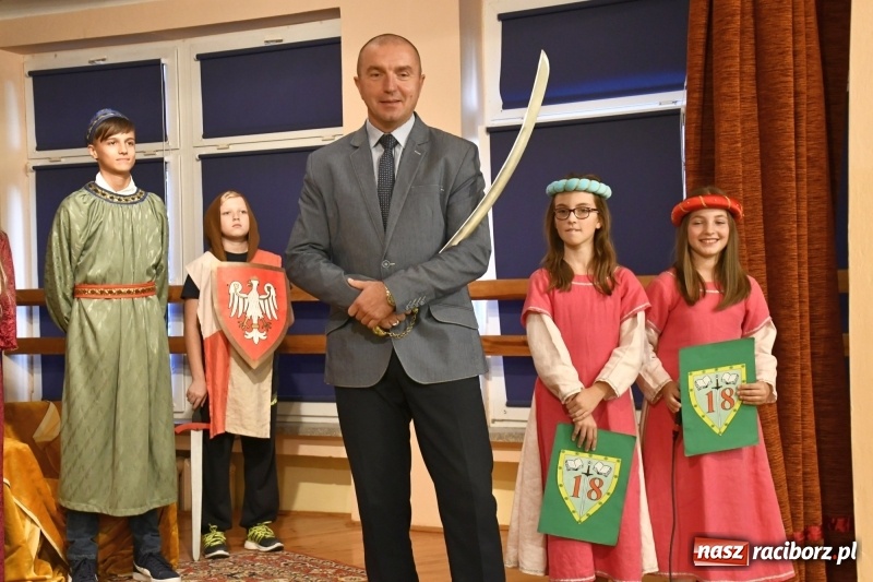 Zdjęcie w galerii na portalu naszraciborz.pl: Uroczyste pasowanie na ucznia w Szkole Podstawowej nr 18  wiadomości z regionu